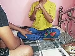 Indijska zrela učiteljica zapeljana in zadovoljena s strani svojega študenta v inštrukcijski seji