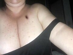 Wanita matang dengan payudara besar mendapat orgasme dari pancutan dalam