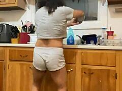 Anna Maria, seorang Latina matang, tertangkap kamera sedang mencuci pinggan