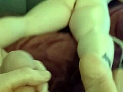 Britská milfka s prirodzenými prsiami sa pripája na masturbáciu