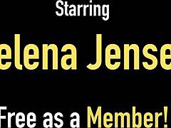 Jelena Jensens의 야외 솔로 플레이는 그녀의 큰 자연 가슴과 성숙한 매력을 강조합니다