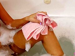 סטודנטית ברונטית בוגרת מציגה את הגוף היפה שלה במהלך אמבטיה מרגיעה