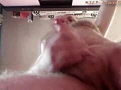 Un hombre de mediana edad complace a un joven espectador de la webcam masturbándose frente a la cámara. ¡No te pierdas esta escena caliente!