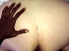 Een jonge zwarte man met een grote penis heeft seks met een aantrekkelijke oudere blonde vrouw