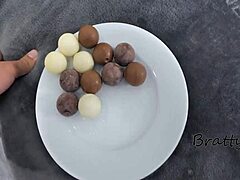 Seduzione coperta di cioccolato: le abilità orali di una donna matura