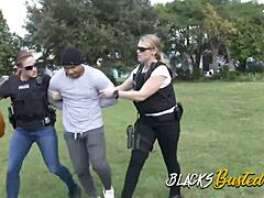 Schwarzer Offizier dominiert weiße Polizistin beim Gruppen-Interracialsex