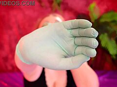 Зряла медицинска сестра се отдава на чувствено изживяване с ръкавици