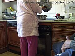 Indisk hemmafru sväljer min sats efter att jag visat henne min stora kuk i hennes kök