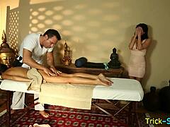 Скривена камера снима зрелу жену која прима сензуалну масажу