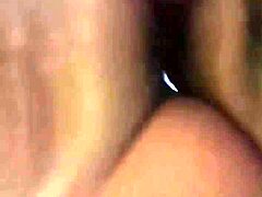 Прсата лепотица ужива у дубокој пенетрацији у експлицитном видеу