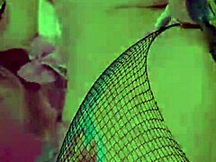 A coelhinha Momo Belias tem um encontro anal intenso com um pau preto grande