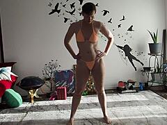 Aurora Willows își arată curbele în bikini în timpul sesiunii de yoga