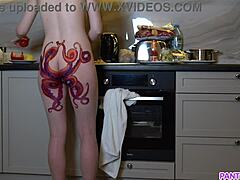 Зрелая милфа с татуировкой на заднице соблазнительно готовит ужин