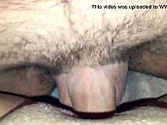 Femeia matură își umple pizda cu spermă