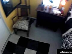 Скривена камера снима Џулију Ан, придружницу, како даје орални секс и јаше у положају каубојке