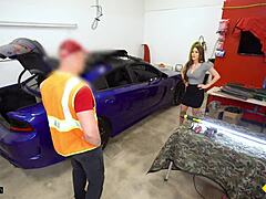 Een volwassen vrouw met grote borsten heeft seks met haar autotechnicus in een garage