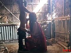 Lokale Ehefrau verwöhnt ihren Mann in der Öffentlichkeit mit einem roten Saree und Blowjob