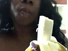 Sensuel MILF forkæler sig med deepthroating en banan
