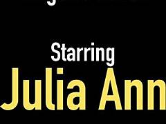 Julia Anns masturbazione sensuale con collant con istruzioni esplicite
