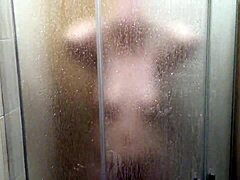 Skrytá kamera zachytáva milfky horúcu sprchu