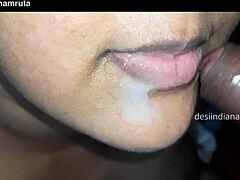 Wanita India dewasa menerima beban besar di mulutnya