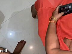 Żona mówiąca hindi doświadcza intensywnego seksu analnego z ostrymi technikami seksualnymi