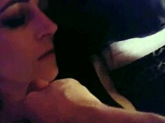 Vidéo POV sensuelle d'une maman excitée se masturbant et se faisant baiser