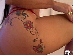 Tetovirani frajer in MILF z oblinami se ukvarjata z intenzivnim seksom brez kondoma