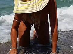 אישה מבוגרת עם פירסינג בפטמות מתוחות ופירסינג מרובים בפטמות על החוף