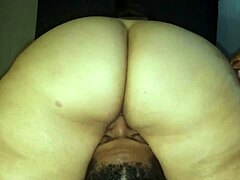 흑인 남자가 젖은 라틴어 MILF의 얼굴을 따먹는다