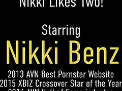 Nikki Benz egy vad hármasban két férfival, bemutatva orális és lovagló képességeit
