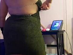 Steffi Golds explicita prestation i en hotwife striptease