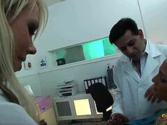 En blond kvinne mottar oralsex fra en sykepleier under en sjekk før hun engasjerer seg i seksuell aktivitet