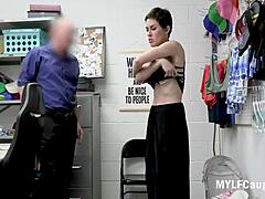 Donna matura viene punita per furto in un video a tema BDSM