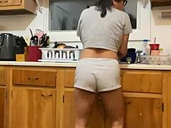 Anna Marias svůdně dráždí při mytí nádobí a tanci