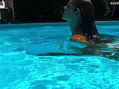 Angelica kypsä viehätys: Eurooppalainen milf paljaat sen kaiken uima-altaalla