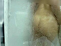 En tynn MILF blir knullet i dusjen av Karina og Lucas