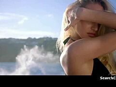 Candice Swanepoels verleidelijke optreden in het Victorias Secret zwemkleding extravaganza 2015-2016