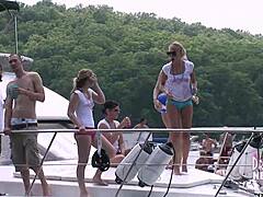 Uhemmet samling av modne kvinner på en husbåt ved innsjøen i Ozarks