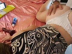 Una matura amatoriale in lingerie di raso viene scopata nel culo e nel culo in un video HD