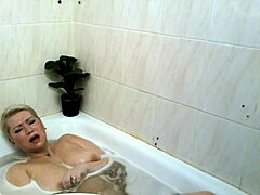 Zralá ruská kráska si užívá sprchování a dosahuje extáze