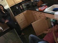 Развратная милфа соблазняет сантехника на кухне на секс