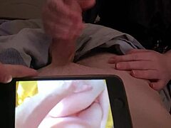 Olgun üvey anne, genç adamı mastürbasyon yaparken yakalar ve orgazma yardım eder