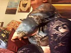 Mulher mais velha voluptuosa se diverte e mostra seu travesseiro na webcam