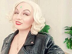 Amatööri blondi Arya Grander vuonna BDSM aisankannattaja roolipeli video