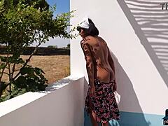 Des vêtements déchirés révèlent Angel Constance, un modèle de milf indienne aux courbes généreuses, dans une séance photo Playboy en plein air