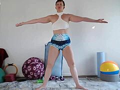 Göttin Auroras Yoga-Lektion 12: Ein Fetisch-gefülltes Training mit einer reifen Göttin