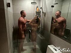バスルームが占領されたので、ルームメイトは巨根男性とお風呂を共有することを提案しました。