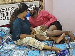 Mogen indisk kvinna njuter av intensiv analsex med sin morbror i hög upplösning