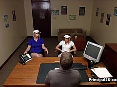 Dwóch studentów zaskakuje swojego dyrektora laską w jego biurze